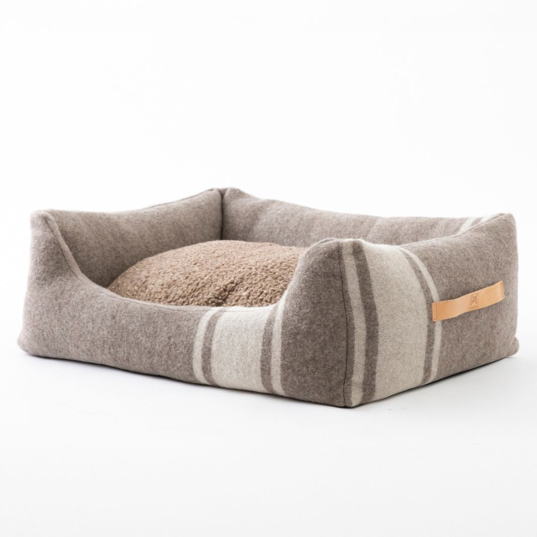 2.8-design-for-dogs-Hundebett-Henri-recycelte-Wolle-Weiß-schräg