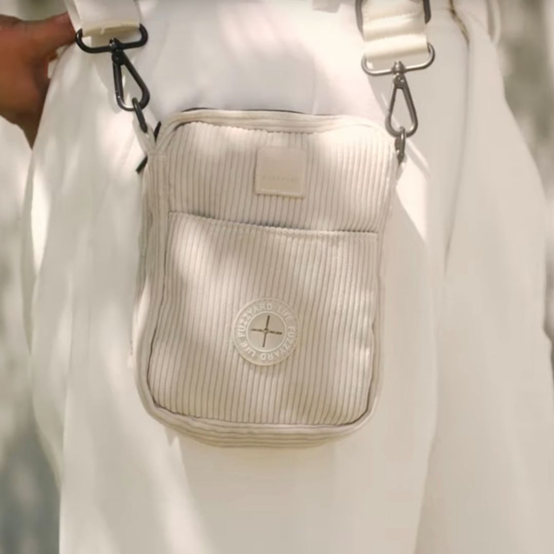 Fuzzyard-Cross-Body-Leckerlitasche-Corduroy-Sandstone-Mood3