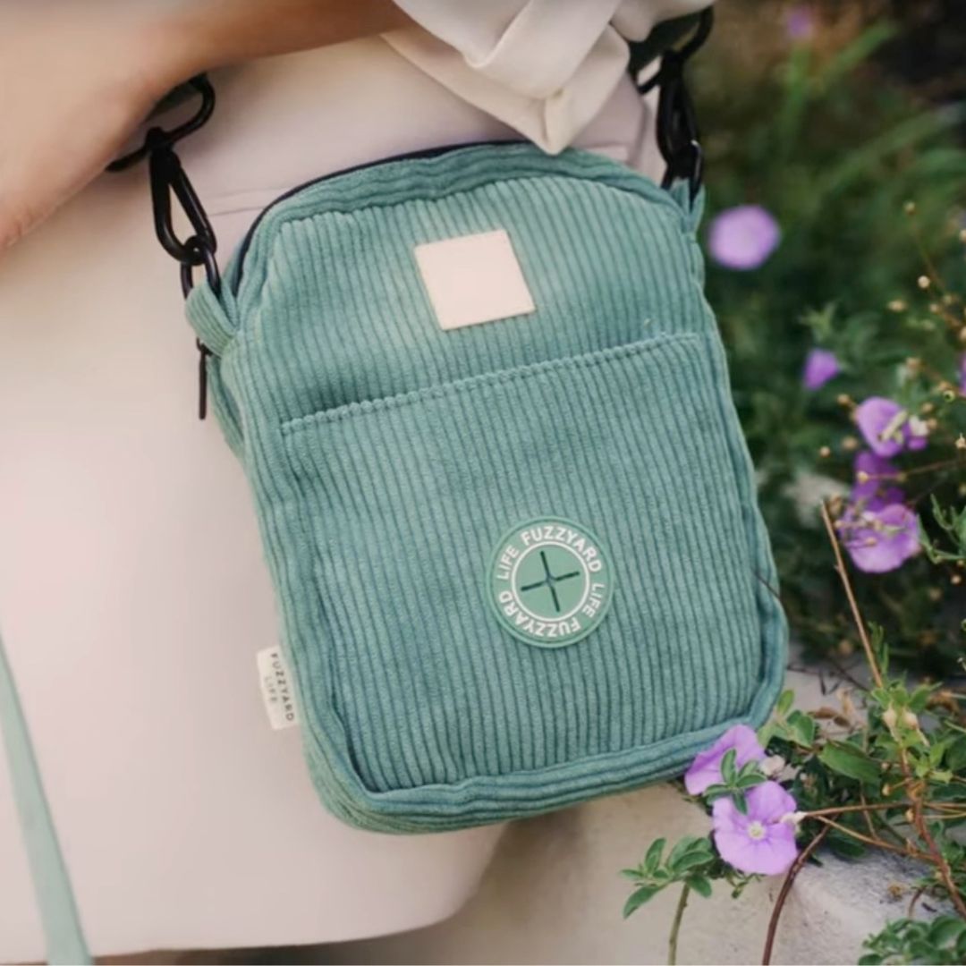 Fuzzyard-Cross-Body-Leckerlitasche-Corduroy-Myrtle-Green-Mood