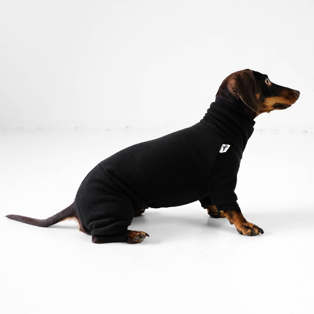 Karma-Hund-Polar-Fleece-Overall-Dackel-Schwarz-sitzend
