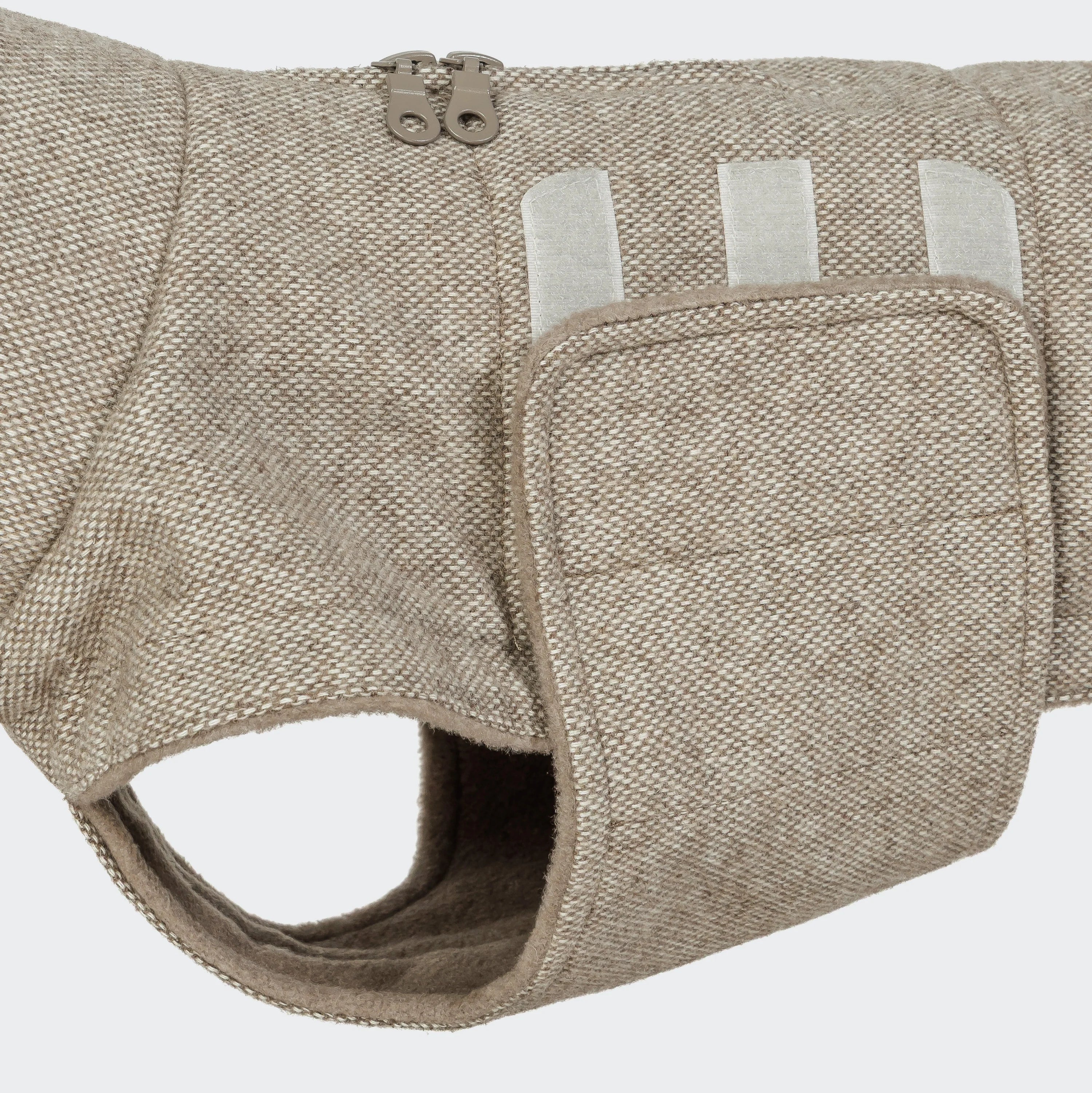 Cloud7-Hundemantel-Brooklyn-Dackel-Tweed-Beige-Detail