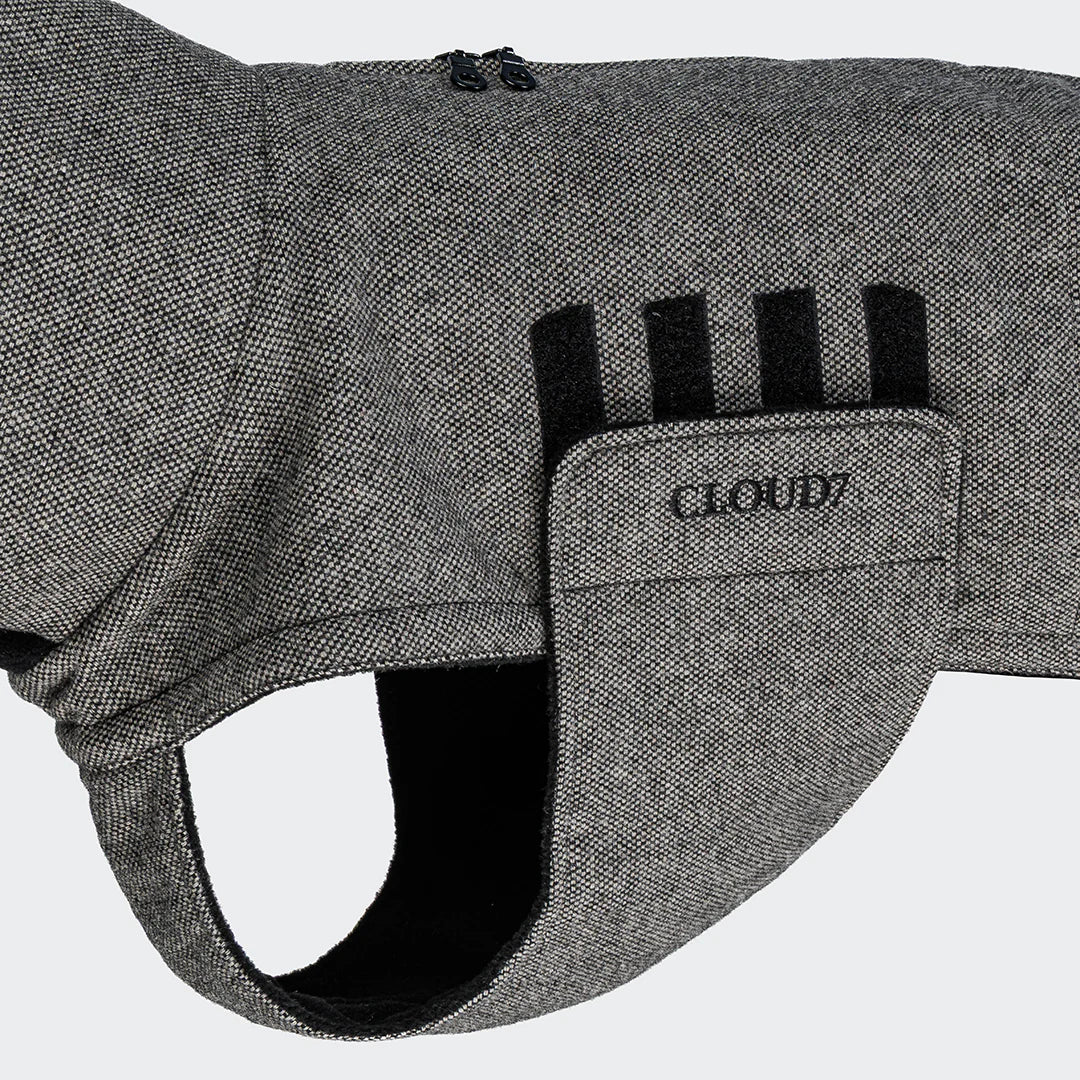 Cloud7-Hundemantel-Windhund-Brooklyn-Tweed-Black-Long-Detail