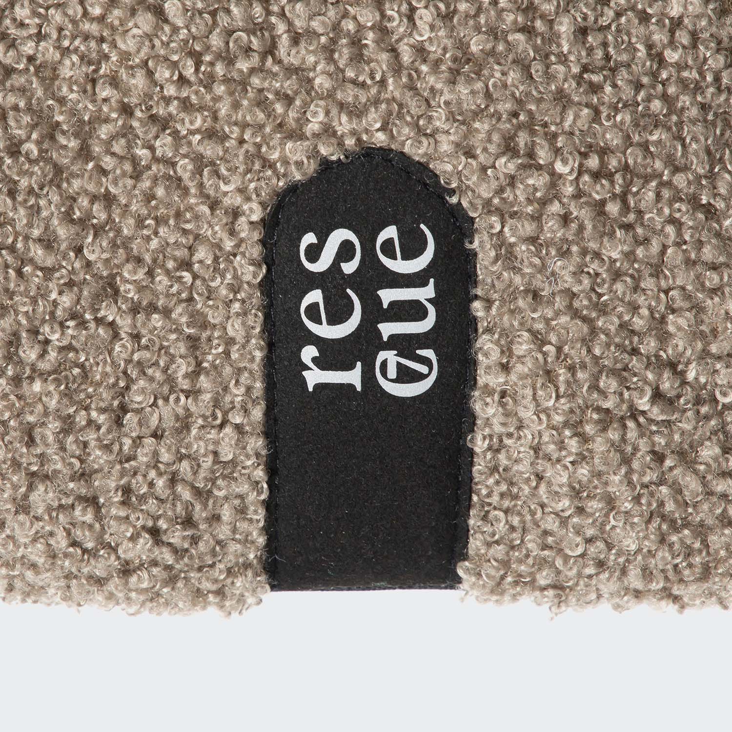 Cloud7-RESC7UE-Hundekissen-Bett-Plush-Sandy-Brown-Logo