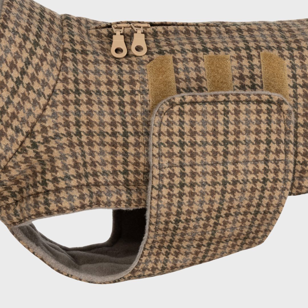 Cloud7xWoofstuff-Hundemantel-Brookyn-Dackel-Hahnentritt-Detail