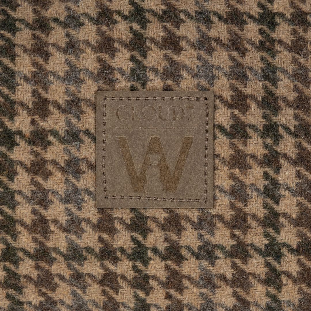 Cloud7xWoofstuff-Hundemantel-Brookyn-Dackel-Hahnentritt-Logo