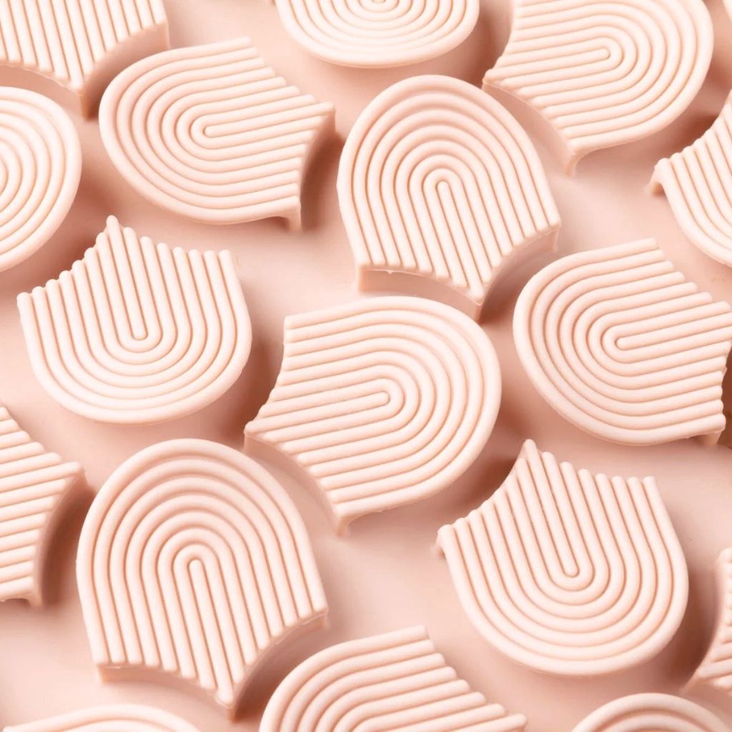 Fuzzyard-Schleckmatte-Hide-Treat-SoftBlush-5