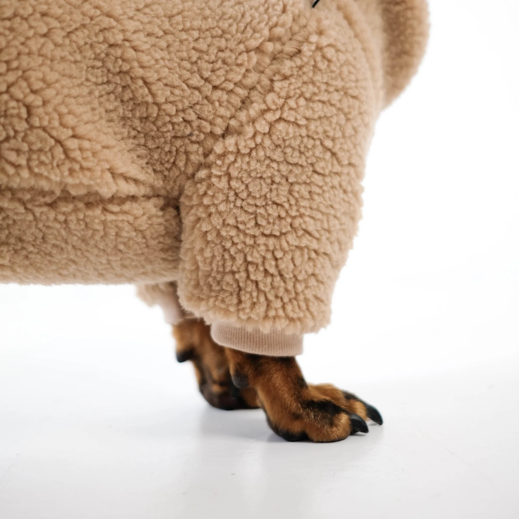 Karma-Hund-Hundepullover-Teddy-Overall-Dackel-Dark-Beige-Beine