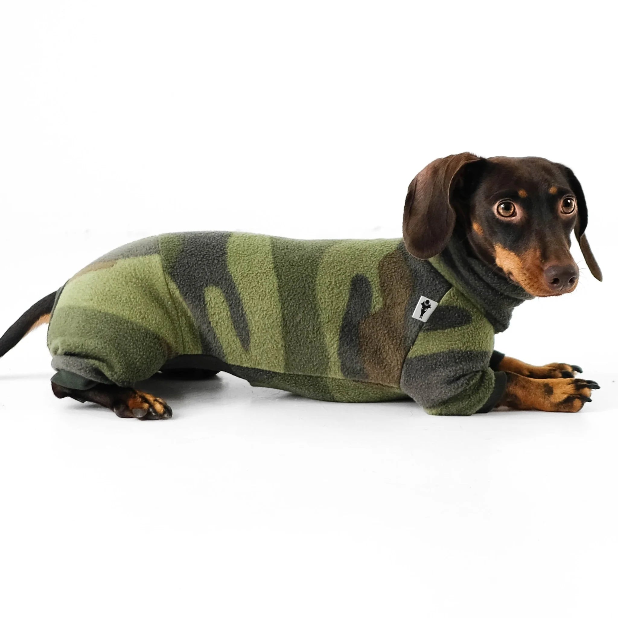 Karma-Hund-Polar-Fleece-Overall-Dackel-Camouflage-liegend