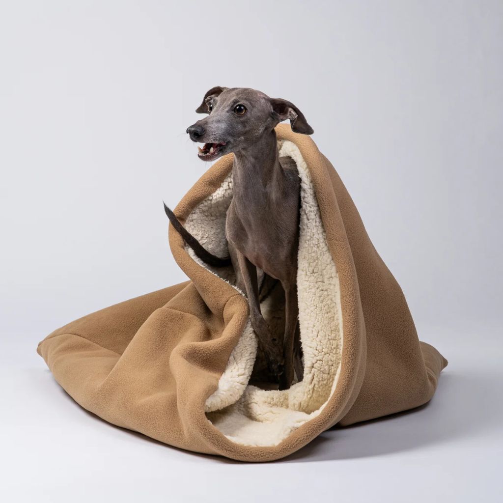 Karma-Hund-Teddy-Kuschelschlafsack-Beige-Mood2