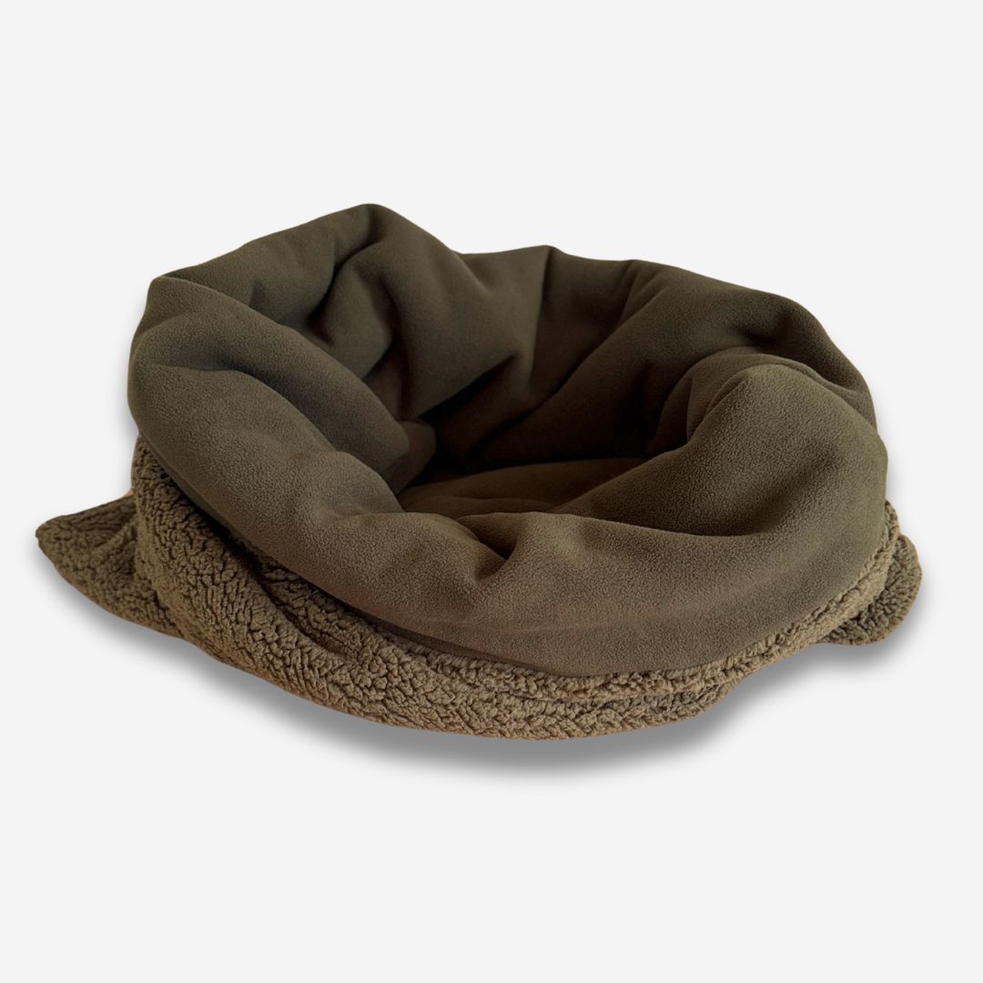 Karma-Hund-Woofstuff-Teddy-Kuschelschlafsack-Olive-2