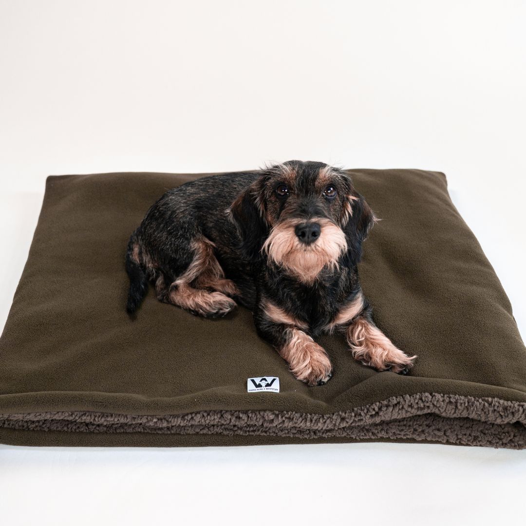 Karma-Hund-Woofstuff-Teddy-Kuschelschlafsack-Olive-Hund3