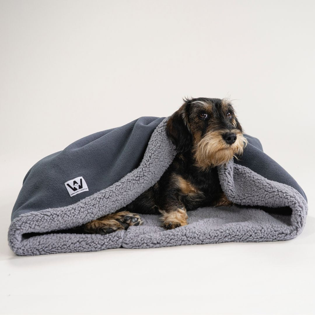 Karma-Hund-Woofstuff-Teddy-Kuschelschlafsack-Stone-Grey-Hund3