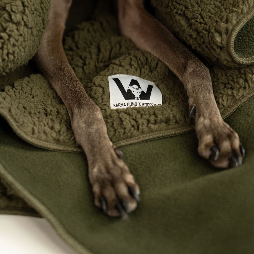 Karma-Hund-x-Woofstuff-Hundedecke-Double-Olive-Detail