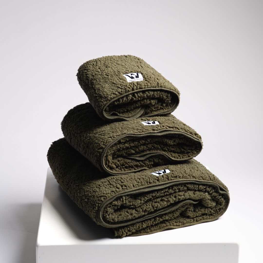 Karma-Hund-x-Woofstuff-Hundedecke-Double-Olive-Größen