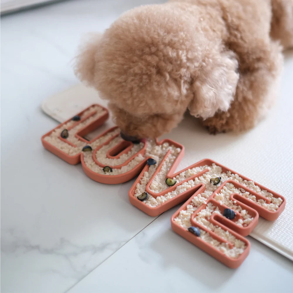 Lambwolf-Schleckmatte-LickMat-Love-Hund2