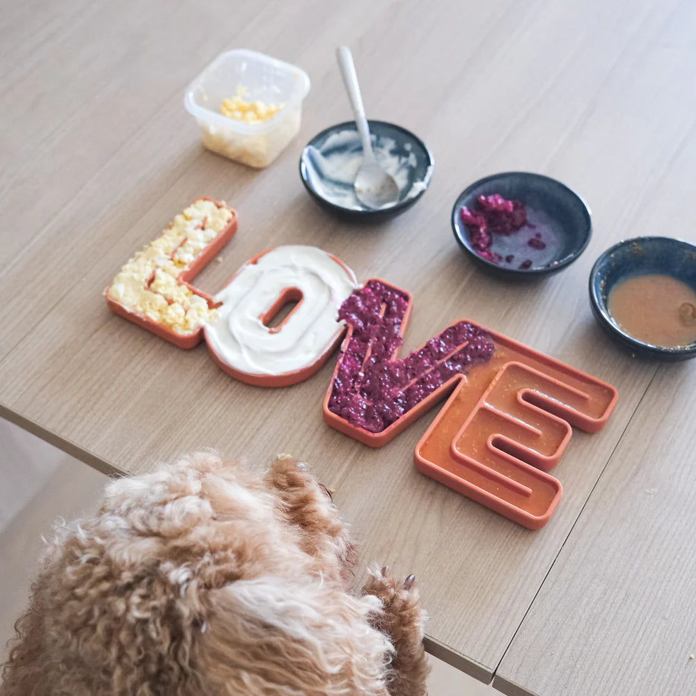 Lambwolf-Schleckmatte-LickMat-Love-Hund3