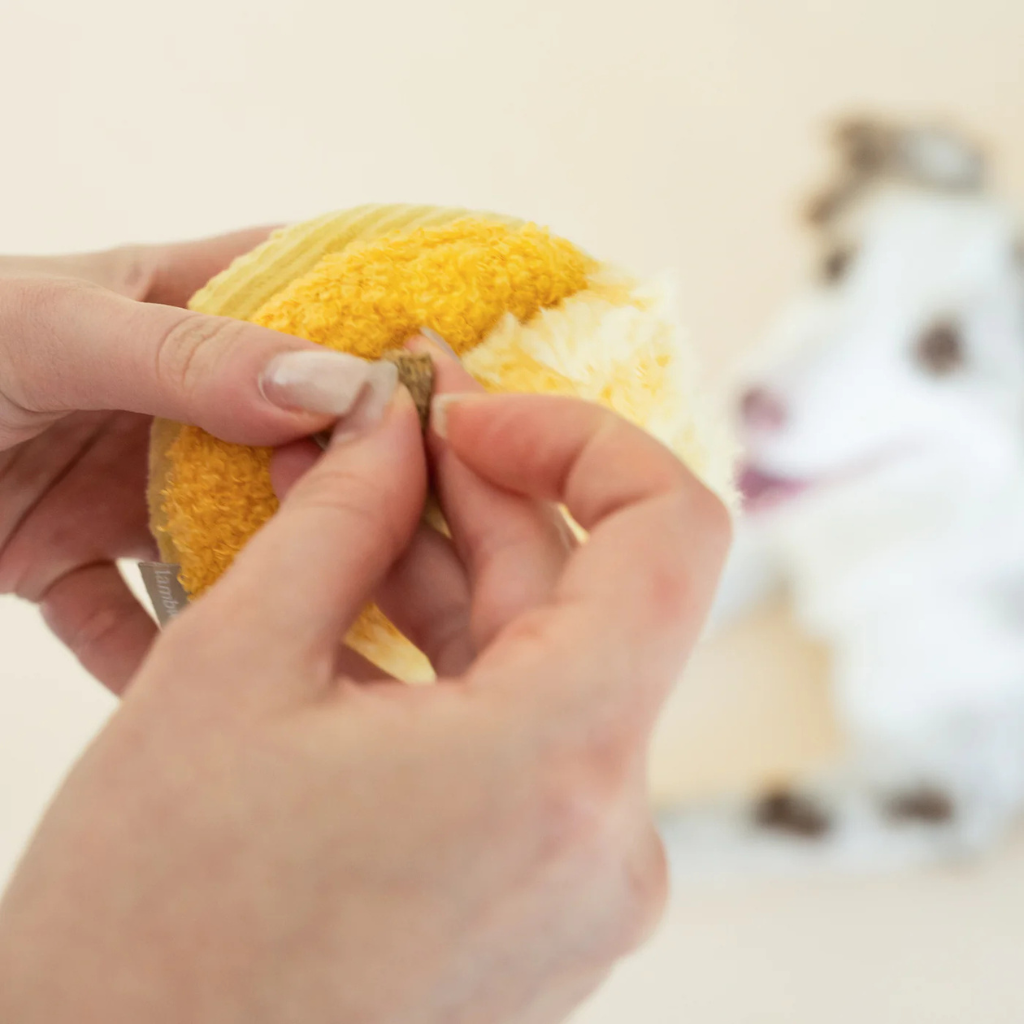 Lambwolf-Schnüffelspielzeug-Schnüffelball-Toto-Yellow-Detail