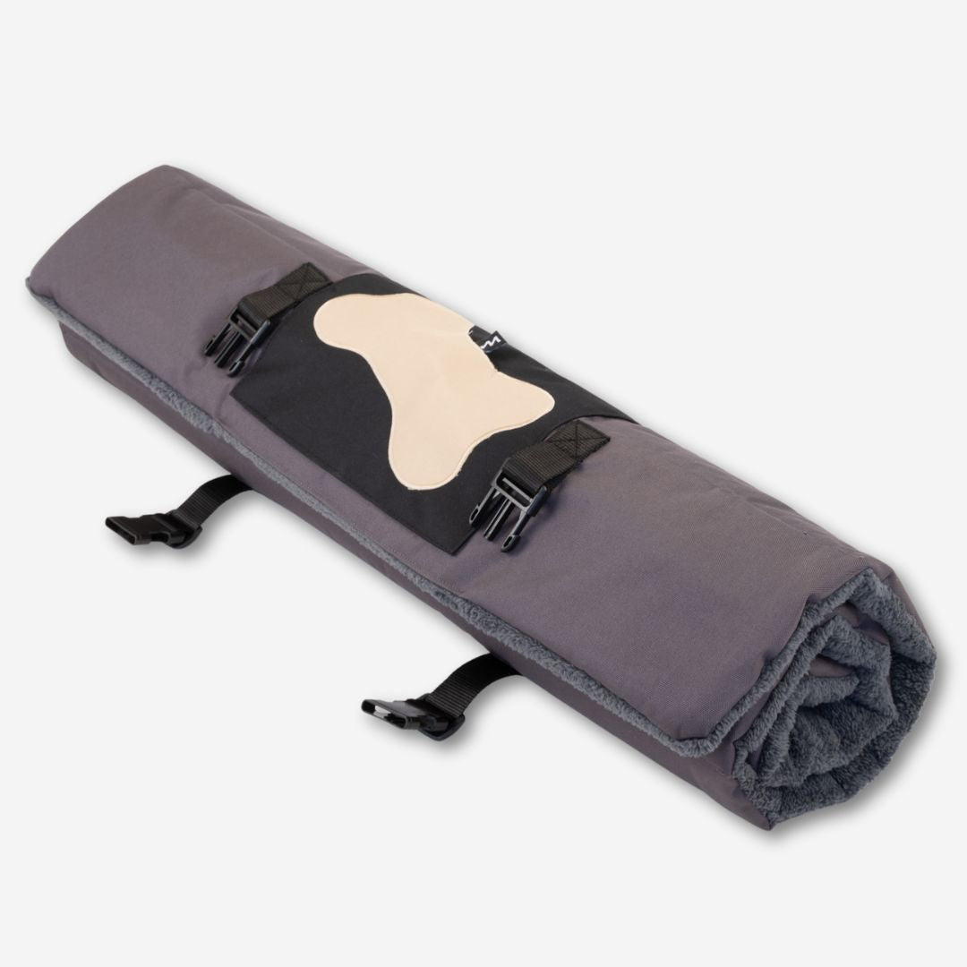 Monpeo-Outdoor-Hundereisematte-Roll-Up-Grey-gerollt