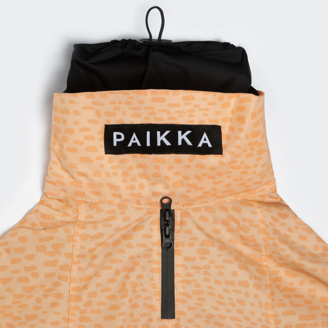 PAIKKA-Reflectierender-Hunderegenmantel-Glow-2.0-Peach-Kragen