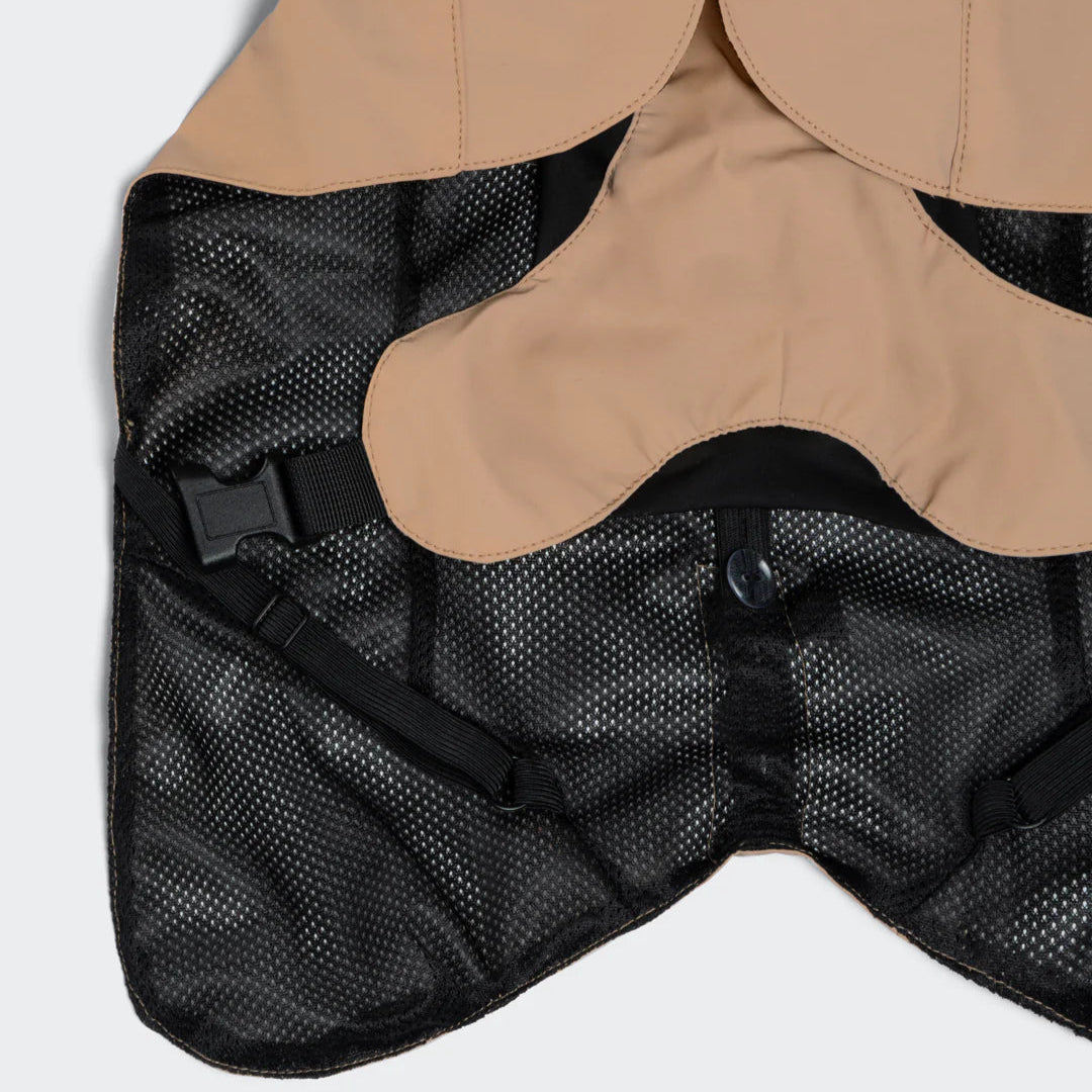 PAIKKA-Reflektierender-Hunderegenmantel-Lite-Taupe-Detail