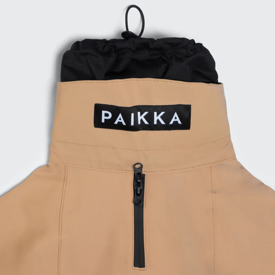 PAIKKA-Reflektierender-Hunderegenmantel-Lite-Taupe-Kragen
