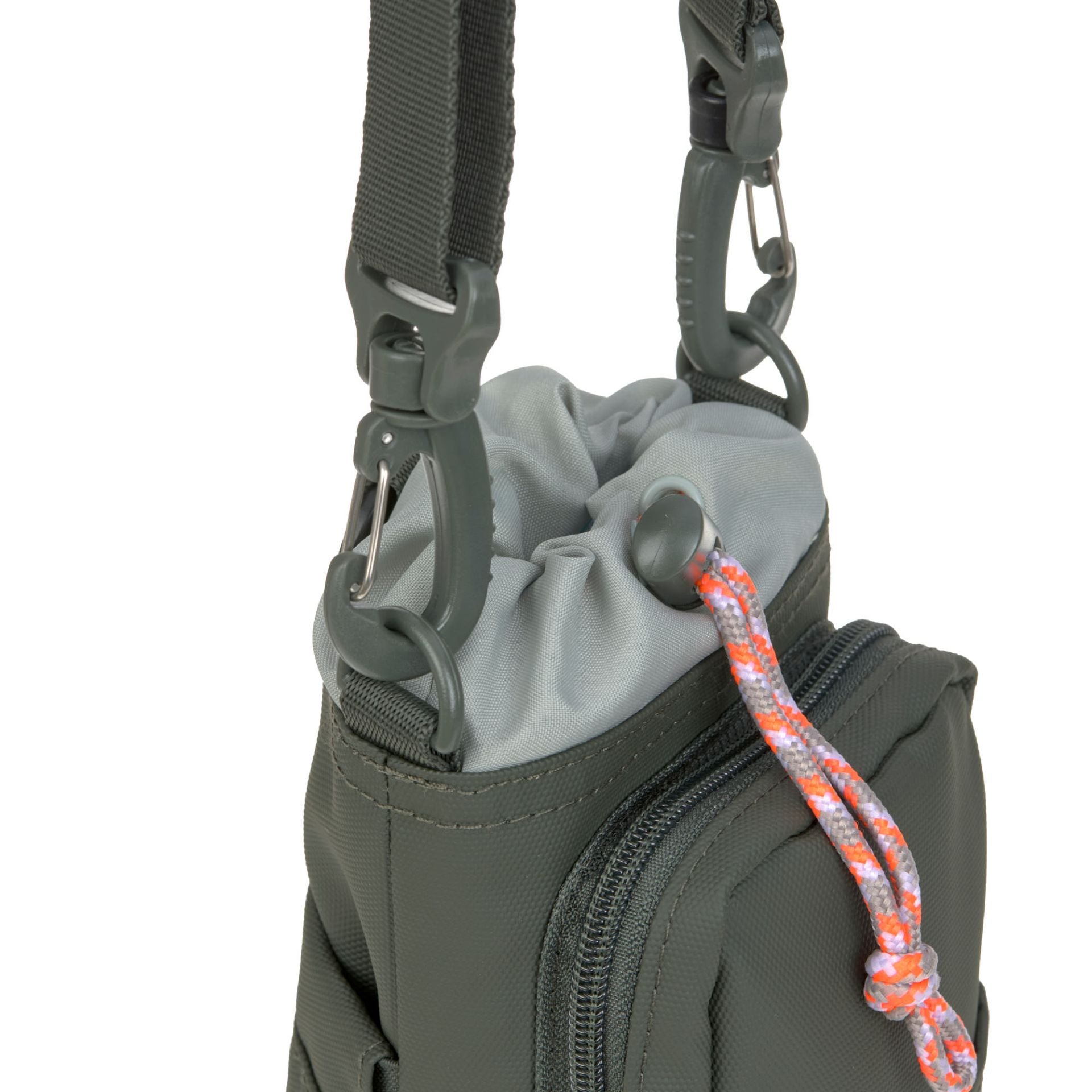 Palopa-Flaschen-Leckerlitasche-Boudi-Dark-Olive-Detail