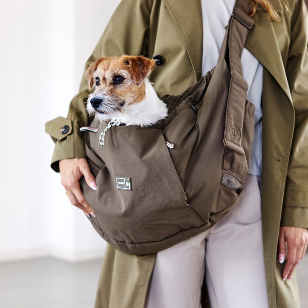 Palopa-Hundetragetasche-Bara-Crinkled-Chocolate-Hund3