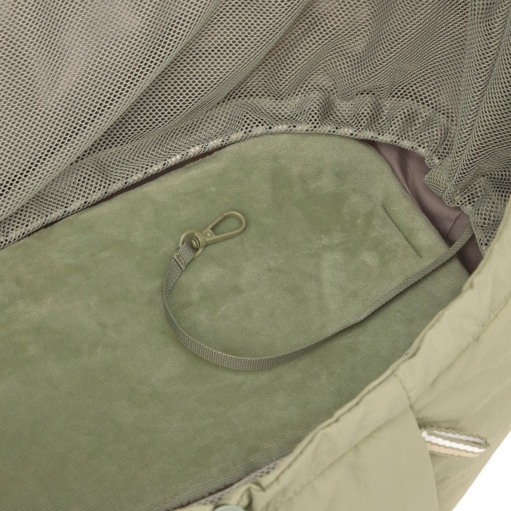 Palopa-Hundetragetasche-Bara-Crinkled-Pale-Olive-Detail