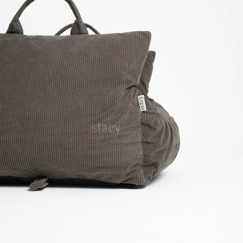 Staey-Hundeautositz-Lara-Cord-2.0-Taupe-Logo