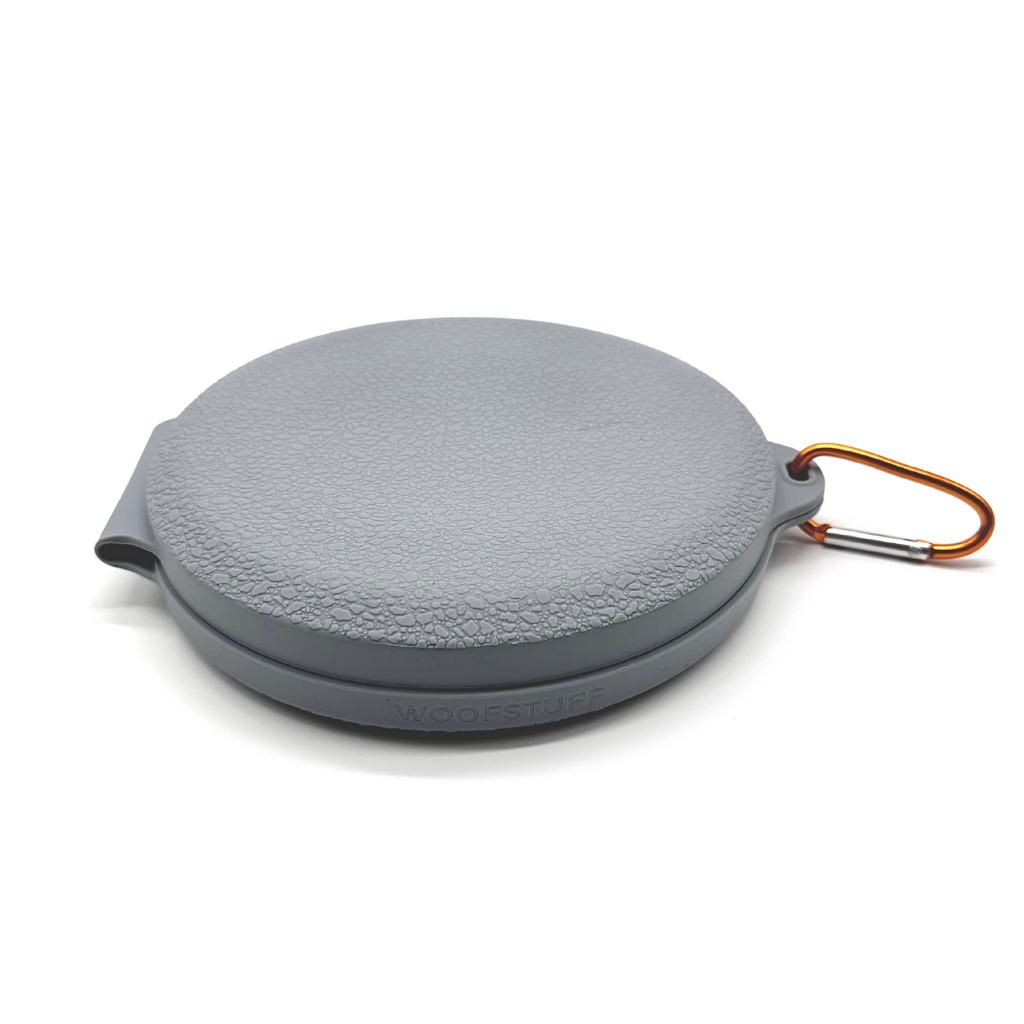 Woofstuff-Faltbarer-Reisenapf-The-Duo-Bowl-Grey-geschlossen