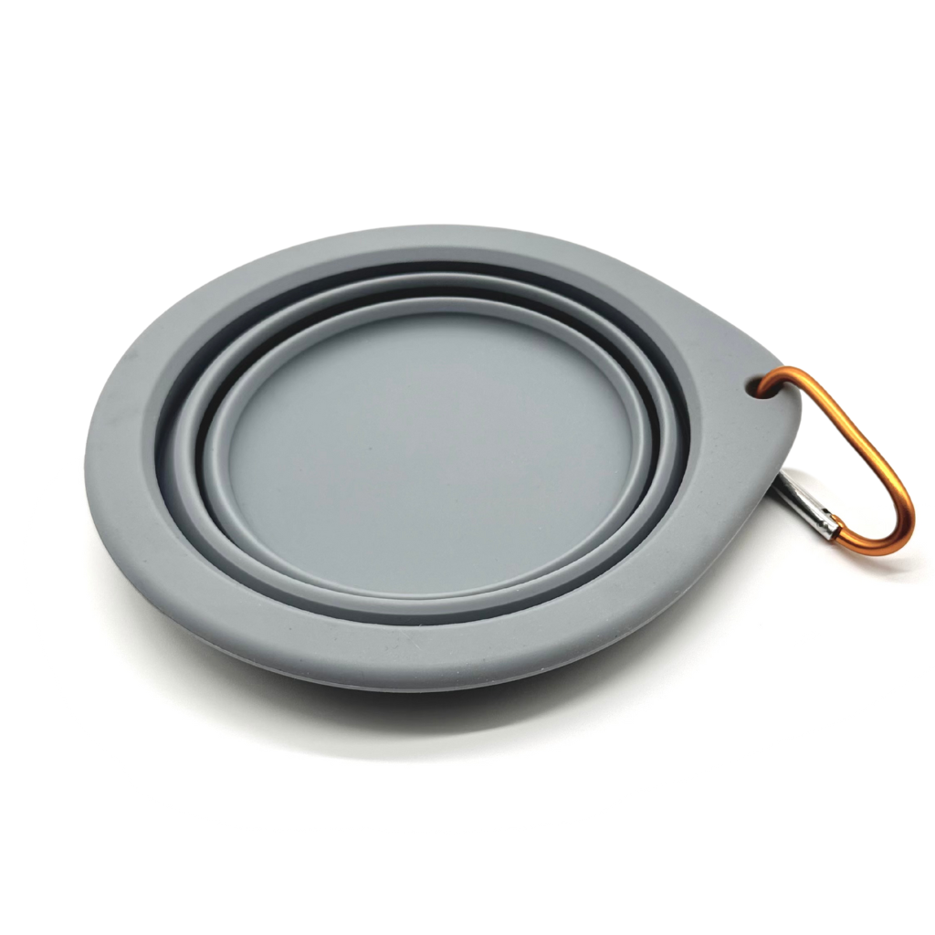 Woofstuff-Faltbarer-Reisenapf-The-Solo-Bowl-Grey-gefaltet
