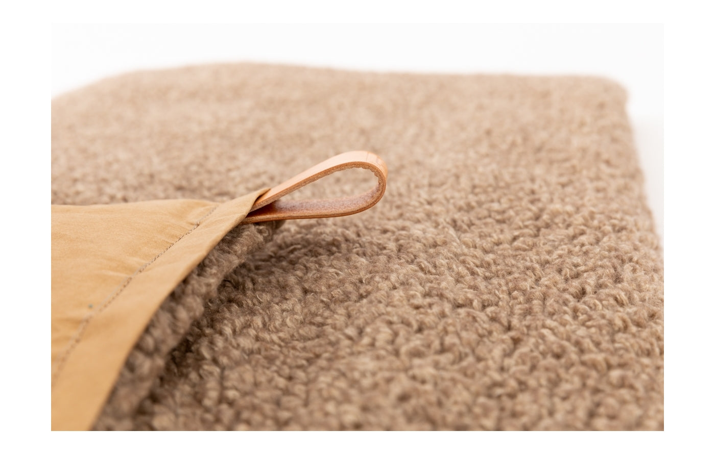 2.8-duepuntootto-designfordogs-design-for-dogs-Hundekissen-Hundereisebett-Richard-Bouclé-Wolle-Ecru-Havana-nah