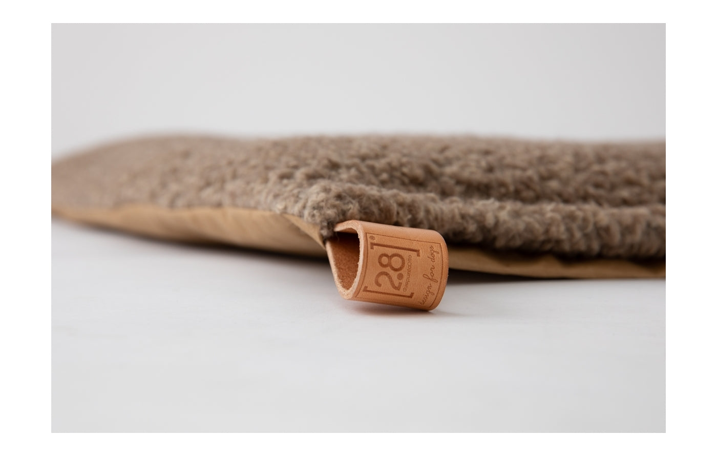 2.8-duepuntootto-designfordogs-design-for-dogs-Hundekissen-Hundereisebett-Richard-Bouclé-Wolle-Ecru-Havana-Griff
