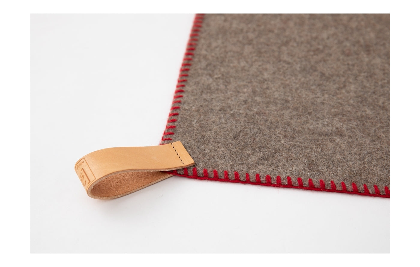 2.8-duepuntootto-Hundedecke-ANSEL-RecycelteWoole-Natural-Red