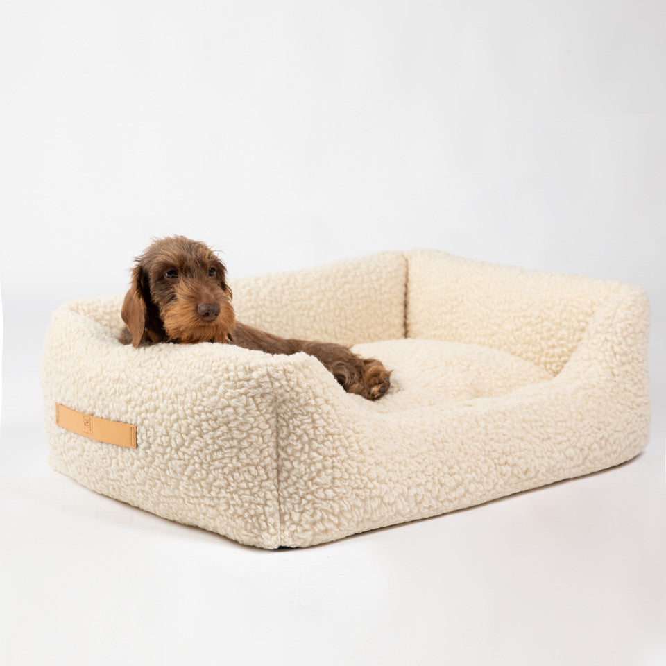2.8-duepuntootto-Hundebett-Henri-Bouclé-Wolle-Cream-Dackel