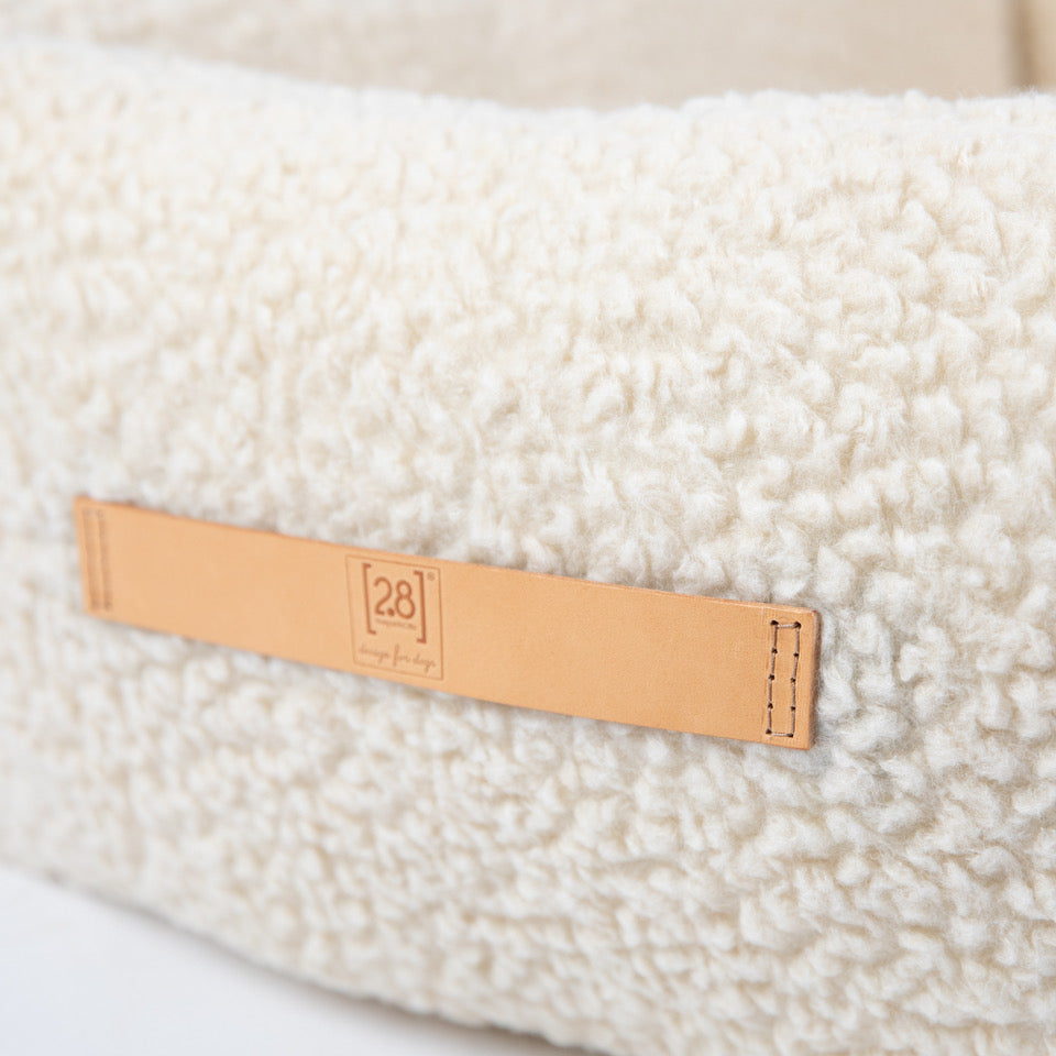 2.8-duepuntootto-Hundebett-Henri-Bouclé-Wolle-Cream-Ledergriff