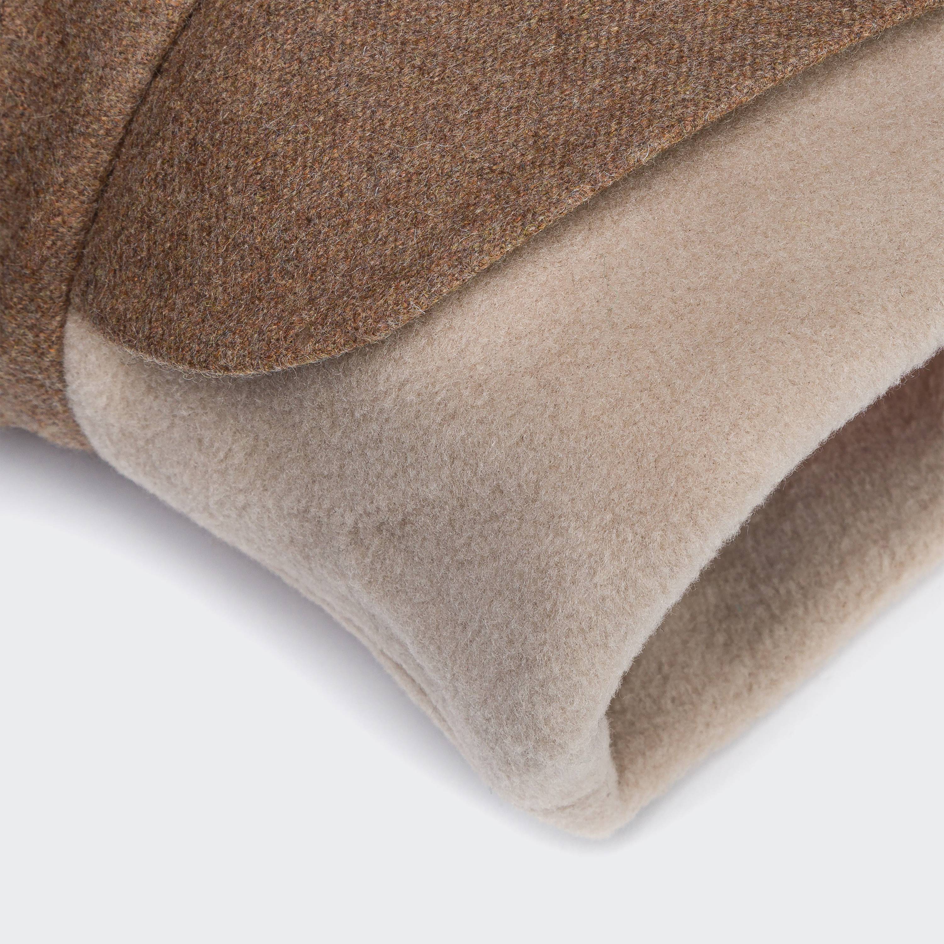 cloud7-hundemantel-brooklyn-fr.bulldogge-flannel-hazel-on-grey-kragen