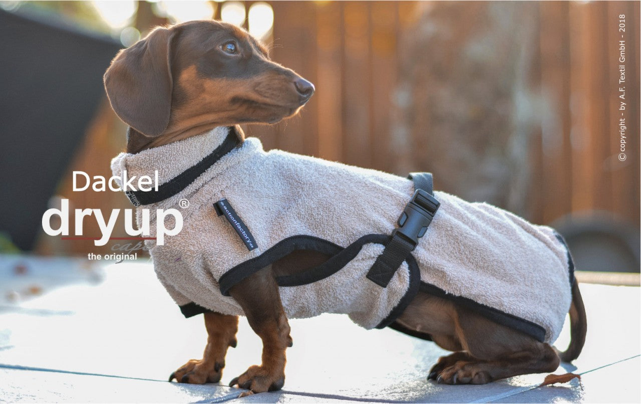 Hundebademantel-Dryup-Cape-Dackel-Sand-Seite
