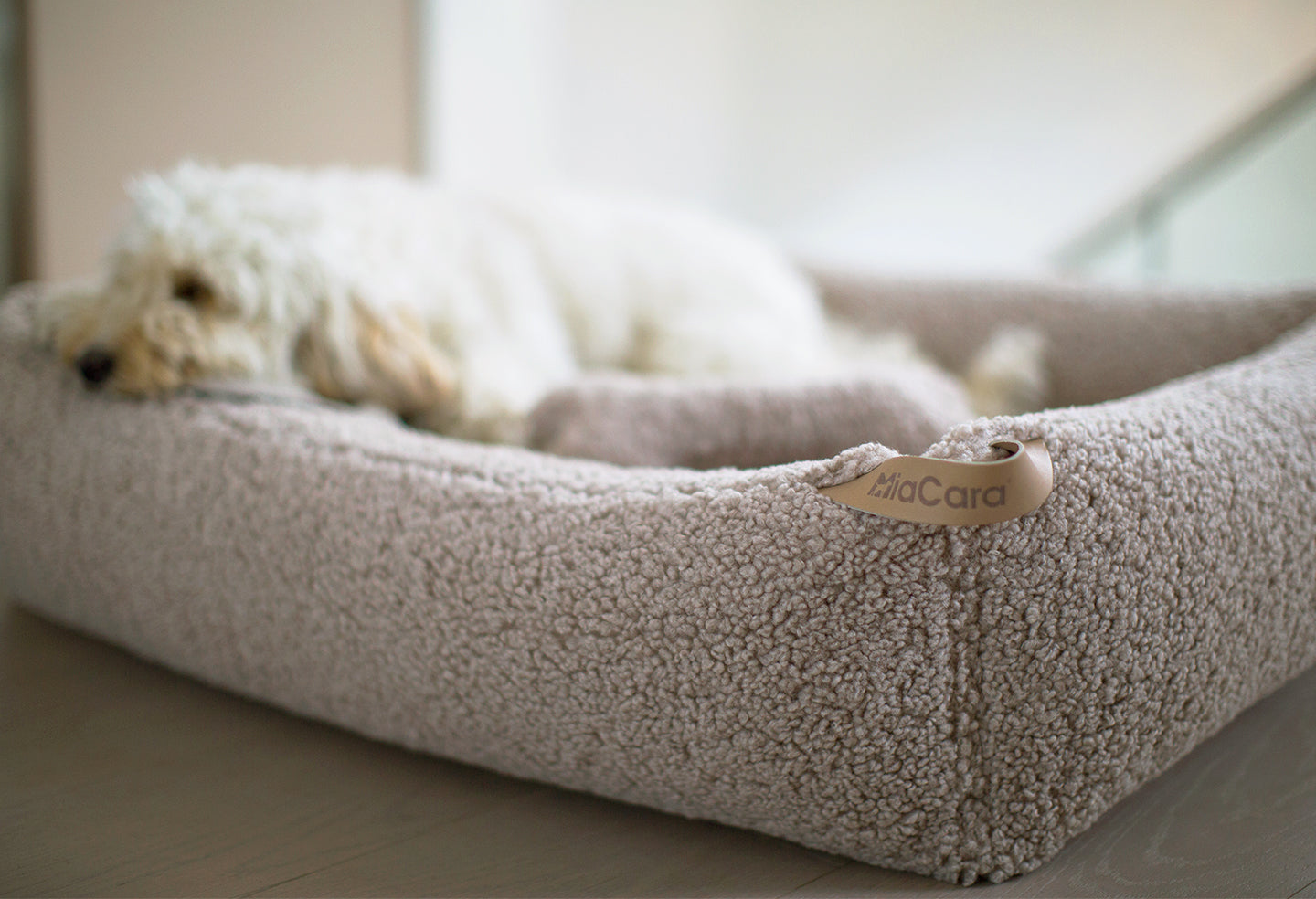 MiaCara-Hundebett-Senso-Box-Bett-Greige-Hund-Ledergriff