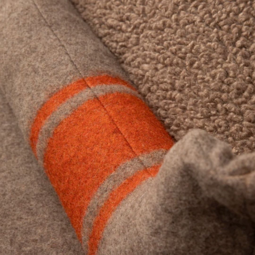 2.8-duepuntotto-Hundebett-Henri-recycelte-Wolle-Natur-Orange-Detail