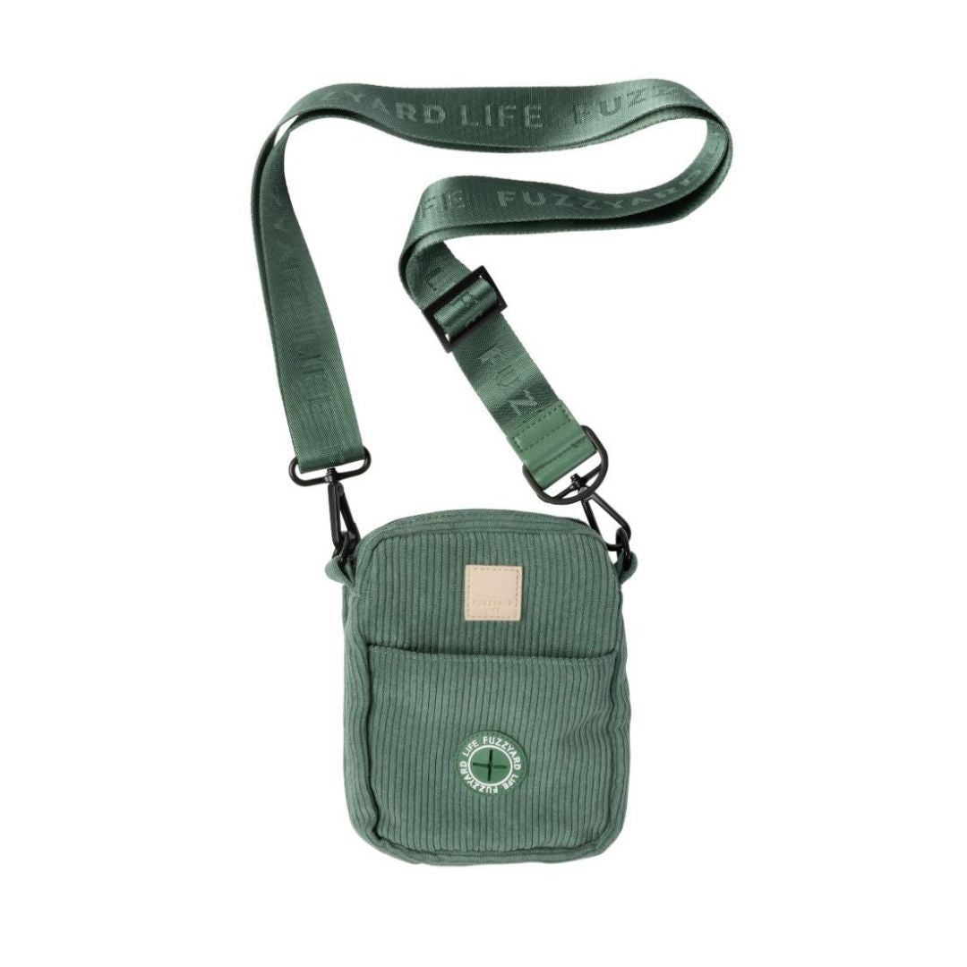 Fuzzyard-Cross-Body-Leckerlitasche-Corduroy-Myrtle-Green-Gurt