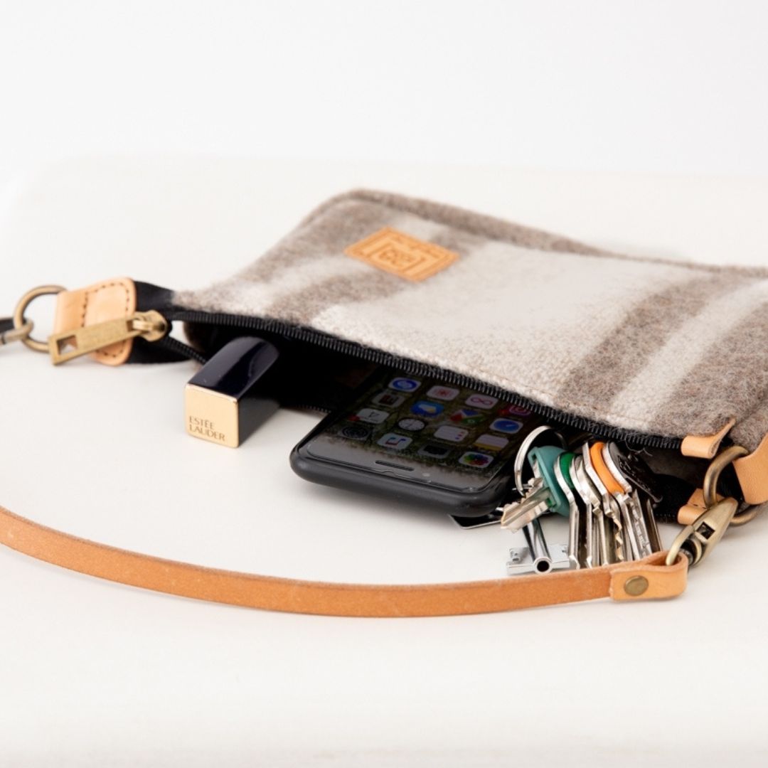 2.8-duepuntootto-Pochette-Handtasche-Mini-inge-recycelte-wolle-weiss-Inhalt