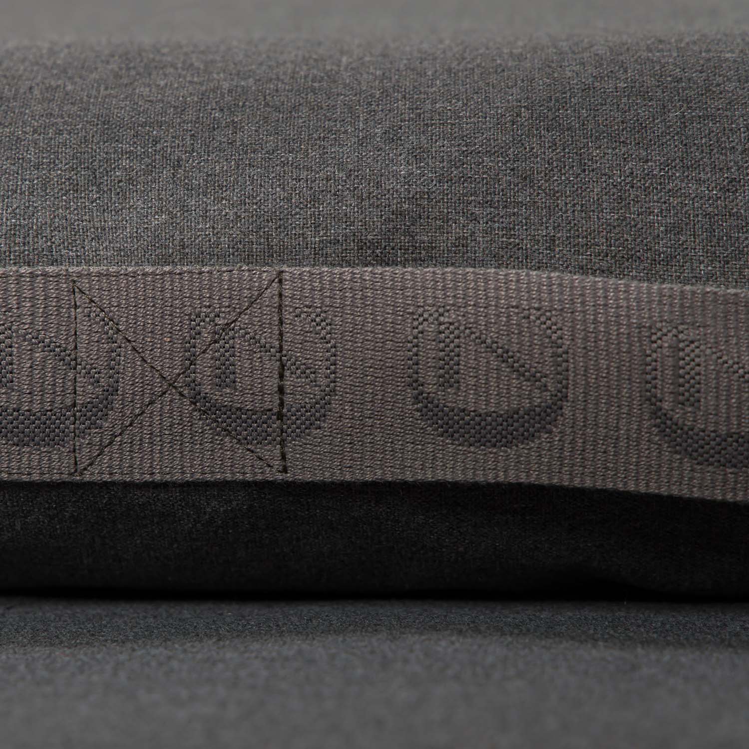 Cloud7-Hundebett-Siesta-Light-Graphite-Outdoor-Detail