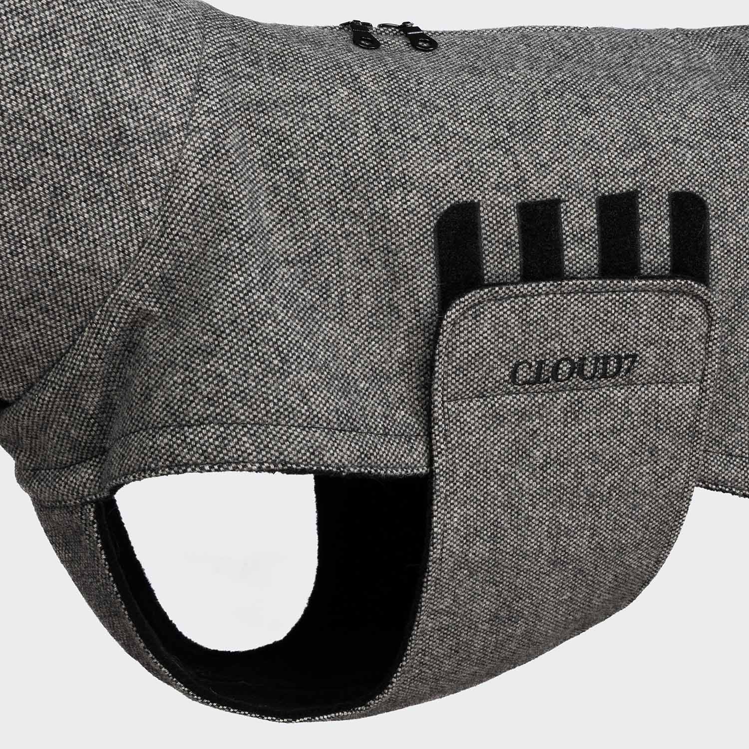 Cloud7-Hundemantel-Brooklyn-Tweed-Black-Long-Detail