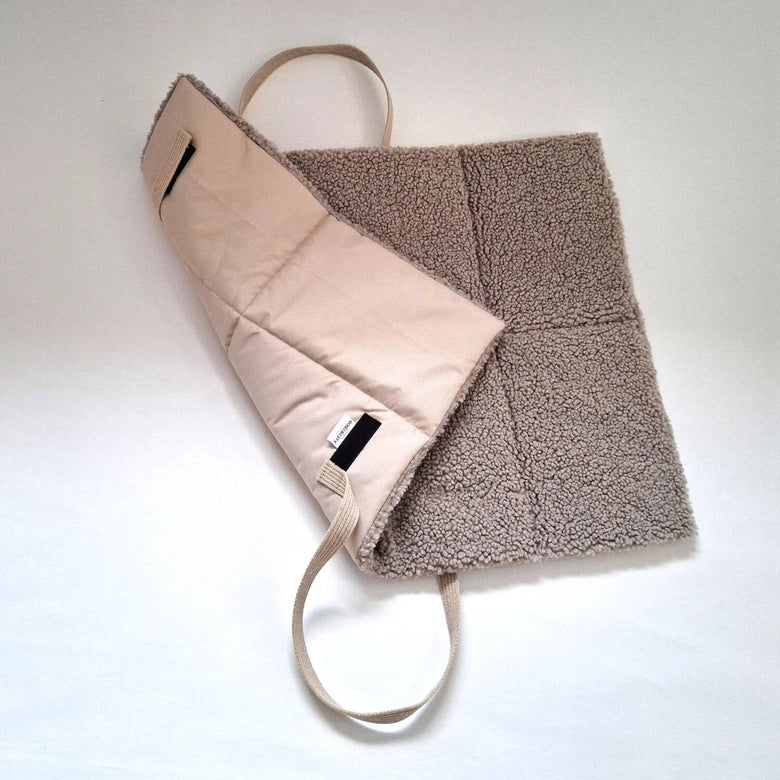 DogsintheCity-Reisematte-Travel-Pac-Paddy-Gravel-5