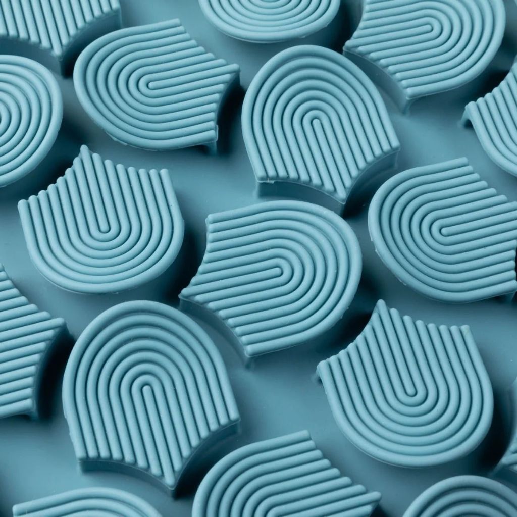 Fuzzyard-Schleckmatte-Hide-Treat-FrenchBlue-5