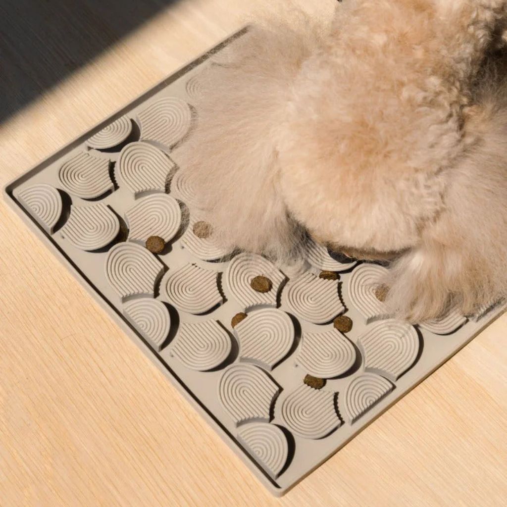 Fuzzyard-Schleckmatte-Hide-Treat-Sandstone-Mood