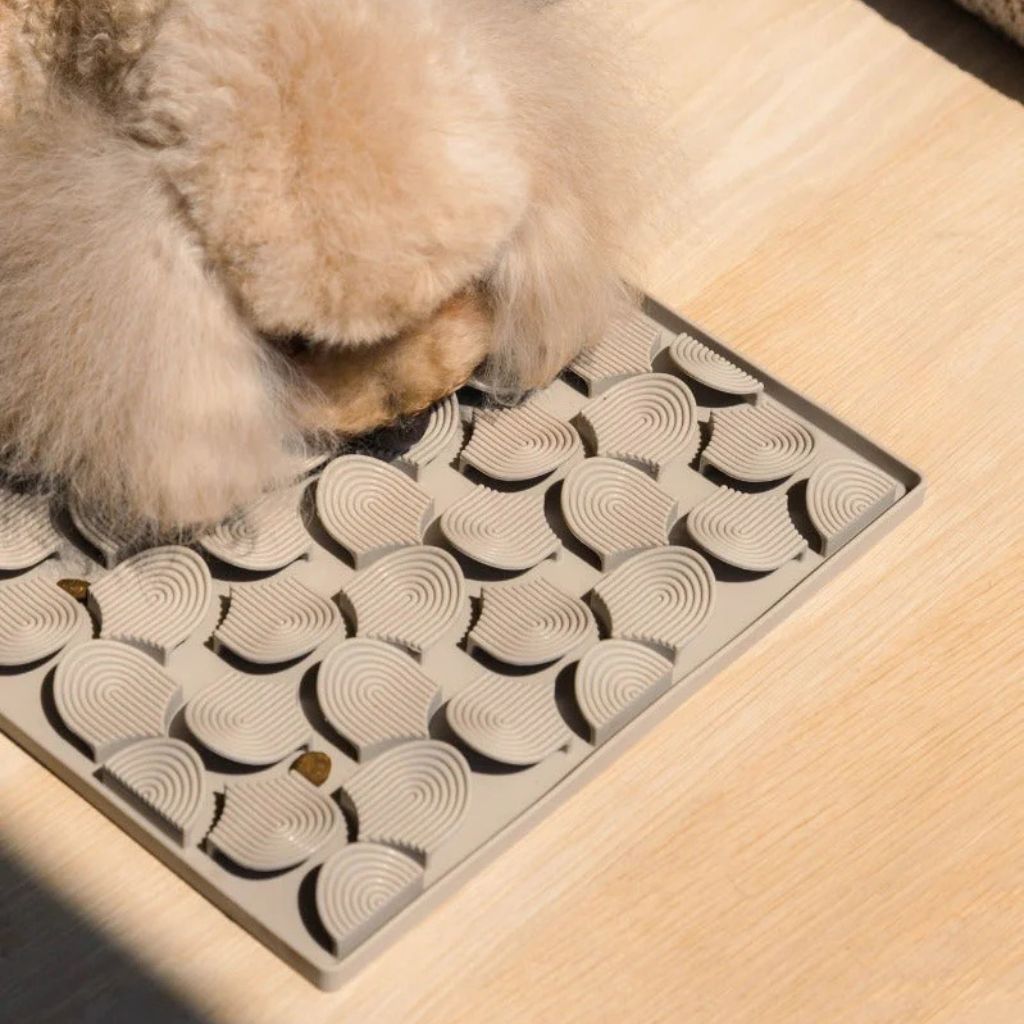 Fuzzyard-Schleckmatte-Hide-Treat-Sandstone-Mood3