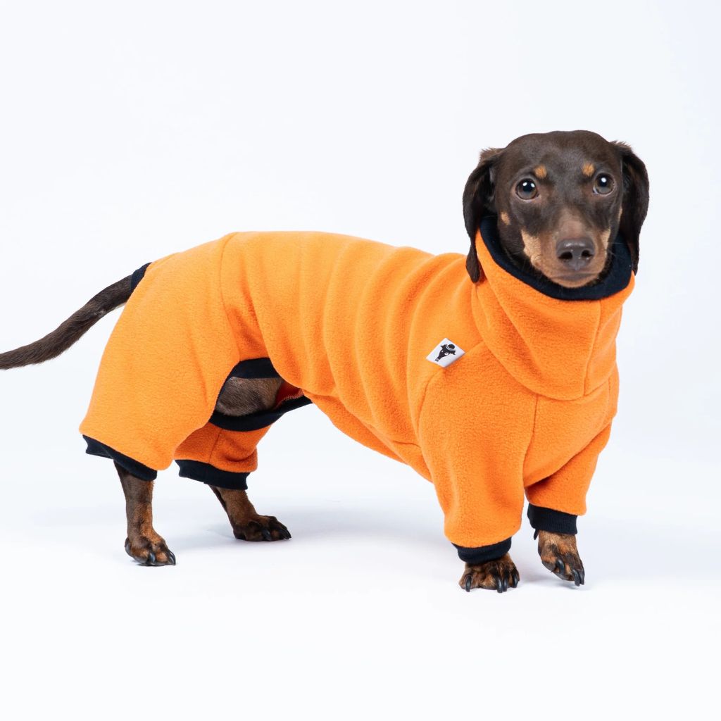 Karma-Hund-Hundepullover-Polar-Fleece-Overall-Dackel-Orange-vorne