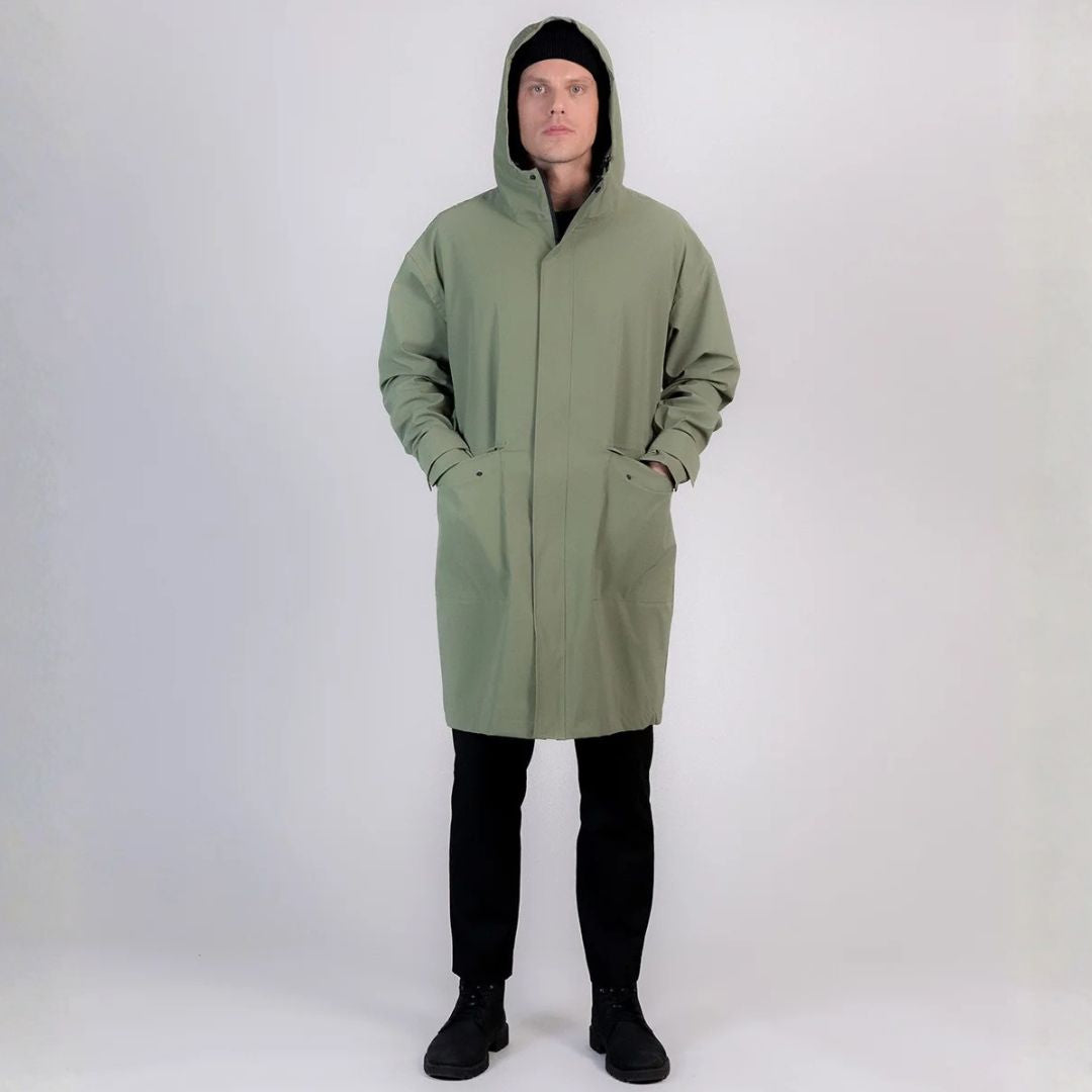 Paikka-Vollreflektierender-Regenmantel-SADE-Olive-Frontal2